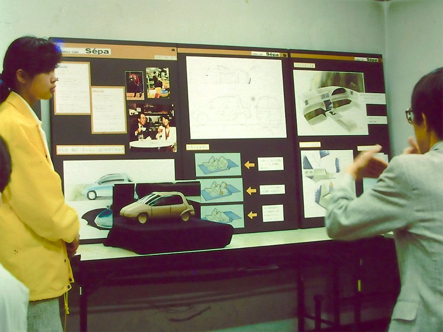 インダストリアルデザイン専攻でのモビリティ課題を、故 河村教授に講評いただいている様子